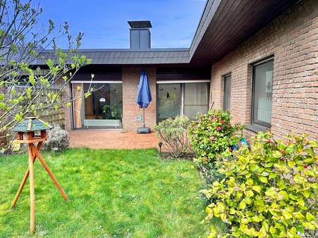 Rückansicht mit Terrasse - Bungalow in 46459 Rees mit 101m² kaufen