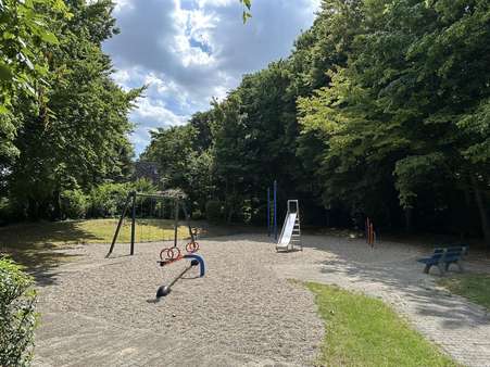 Spielplatz vor dem Haus Spielplatz vor dem Haus - Reihenmittelhaus in 47551 Bedburg-Hau mit 123m² kaufen