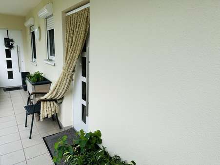 Eingangstür über den Laubengang - Maisonette-Wohnung in 47638 Straelen mit 95m² kaufen