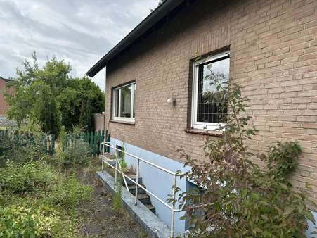 Seitenansicht mit Kelleraußentreppe - Einfamilienhaus in 47533 Kleve mit 107m² kaufen