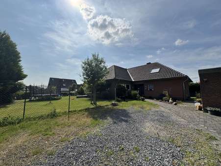 Parkplätze / Einfahrt Parkplätze / Einfahrt - Bungalow in 47589 Uedem mit 126m² kaufen