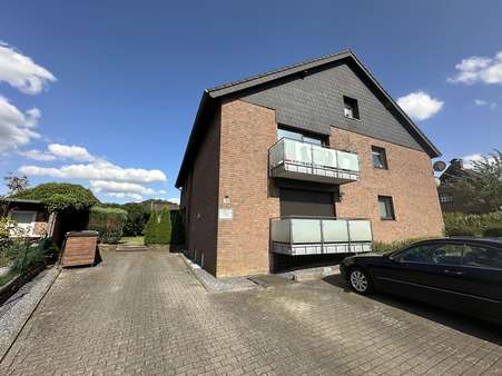 Hausansicht + Stellplätze Hausansicht + Stellplätze - Etagenwohnung in 47589 Uedem mit 53m² kaufen