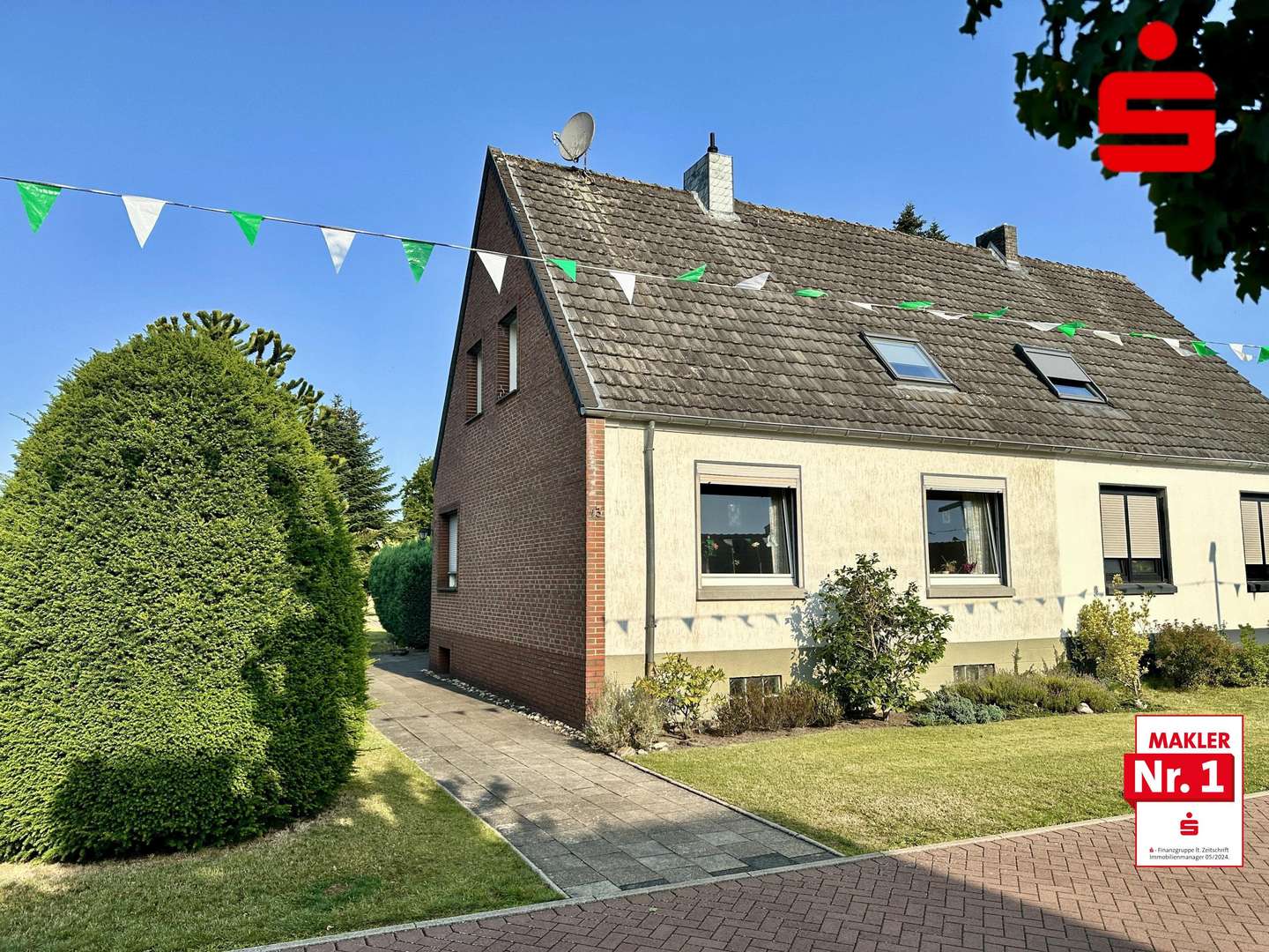 Straßenseite - Doppelhaushälfte in 46446 Emmerich mit 95m² kaufen