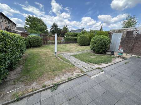 Blick in den Garten Blick in den Garten - Zweifamilienhaus in 47559 Kranenburg mit 121m² kaufen