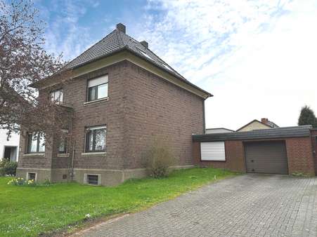 Frontansicht mit Garageneinfahrt - Einfamilienhaus in 47551 Bedburg-Hau mit 180m² kaufen
