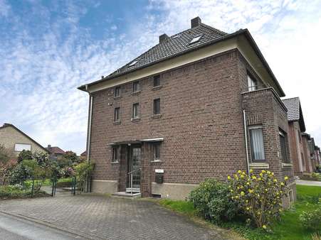 Seitenansicht mit Haustür - Einfamilienhaus in 47551 Bedburg-Hau mit 180m² kaufen
