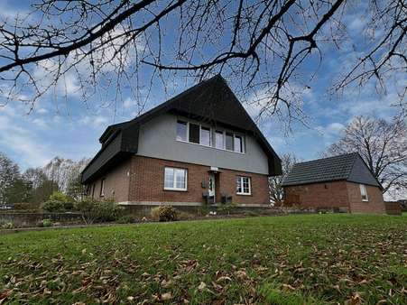 Seitenansicht mit Eingang EG-Wohnung Seitenansicht mit Eingang EG-Wohnung - Einfamilienhaus in 47533 Kleve mit 158m² kaufen