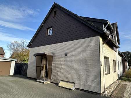 Giebelansicht mit Hauseingang Giebelansicht mit Hauseingang - Doppelhaushälfte in 47533 Kleve mit 123m² kaufen