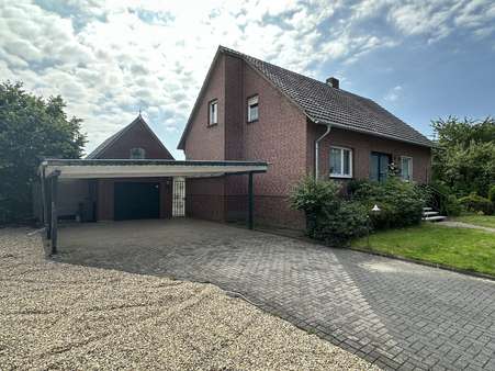 Auffahrt, Caport und Garage - Einfamilienhaus in 47559 Kranenburg mit 130m² kaufen