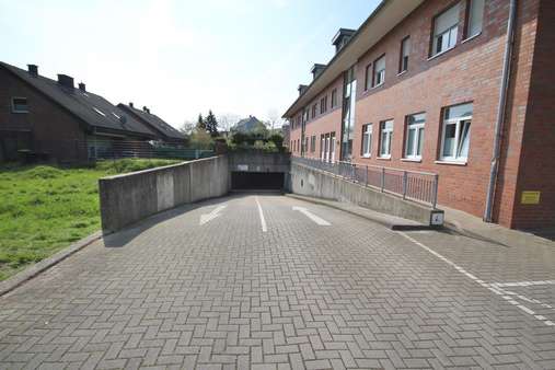 Einfahrt Tiefgarage Einfahrt Tiefgarage - Tiefgaragenstellplatz in 46459 Rees mit 0m² kaufen
