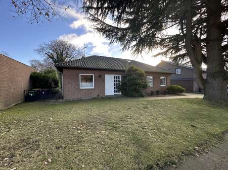 Straßenansicht  - Bungalow in 47533 Kleve mit 140m² kaufen