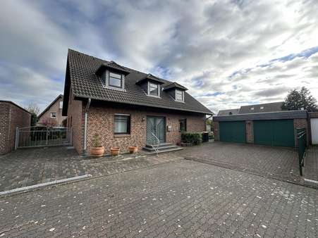 Blick auf das Gesamtobjekt mit Garagen Blick auf das Gesamtobjekt mit Garagen - Dachgeschosswohnung in 47574 Goch mit 88m² kaufen