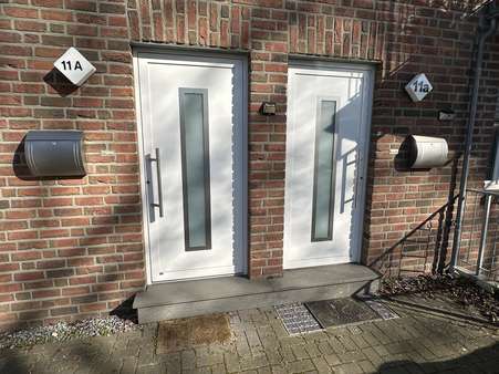 eigene Eingänge der beiden Wohneinheiten - Zweifamilienhaus in 47574 Goch mit 149m² kaufen
