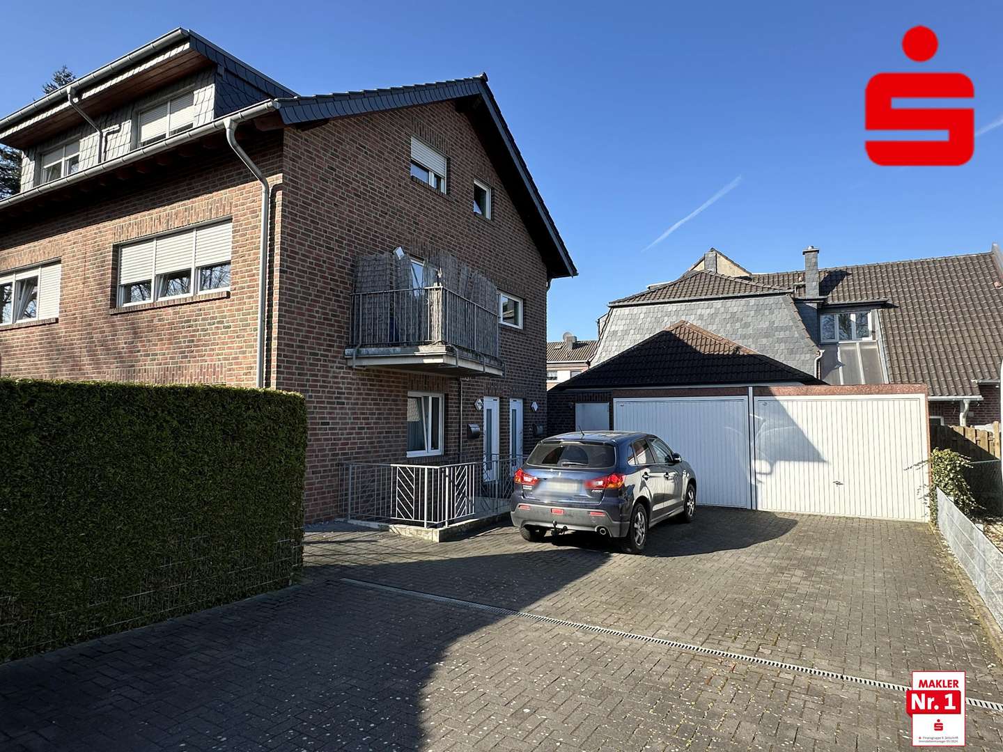 Frontansicht mit Auffahrt und Garagen - Zweifamilienhaus in 47574 Goch mit 149m² kaufen