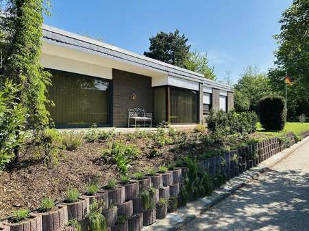 Seitenansicht mit Fußweg - Bungalow in 47638 Straelen mit 155m² kaufen