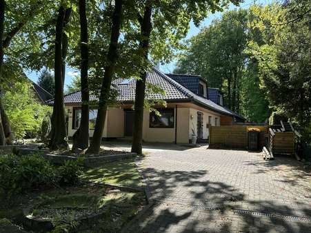 Frontansicht mit weiteren PKW-Stellplätzen - Einfamilienhaus in 47533 Kleve mit 140m² kaufen