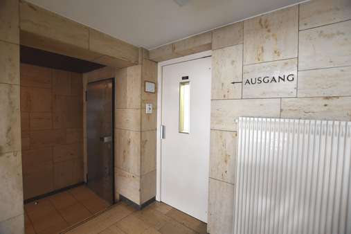 Hausflur/ Aufzug - Etagenwohnung in 42119 Wuppertal mit 143m² kaufen