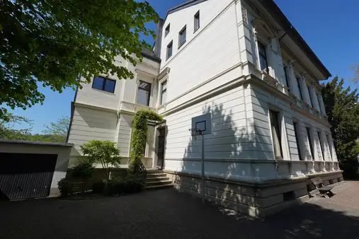 Außergewöhnliches Wohnen
6-Zimmer-Maisonettewohnung mit Doppelgarage
