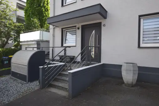 Zweifamilienhaus in Elberfeld
Unerwartete Ruhe & sehr viel Platz für mehrere Generationen