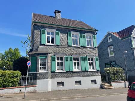 Straßenansicht - Zweifamilienhaus in 42369 Wuppertal mit 144m² kaufen