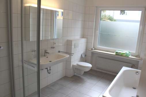 Untere Wohnung EG Badezimmer - Zweifamilienhaus in 42119 Wuppertal mit 207m² kaufen