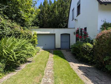 Stellplatz, Zufahrt Garage Stellplatz, Zufahrt Garage - Zweifamilienhaus in 42277 Wuppertal mit 138m² kaufen
