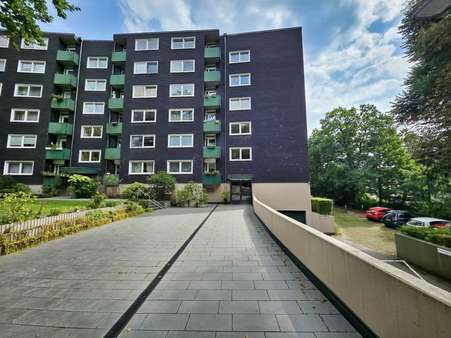 Außenansicht mit Hof - Etagenwohnung in 42107 Wuppertal mit 67m² kaufen
