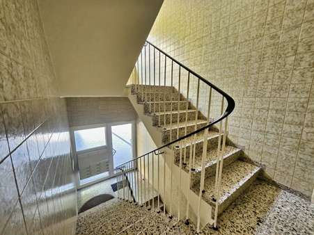 Treppenhaus mit Hauseingang - Etagenwohnung in 42107 Wuppertal mit 67m² kaufen