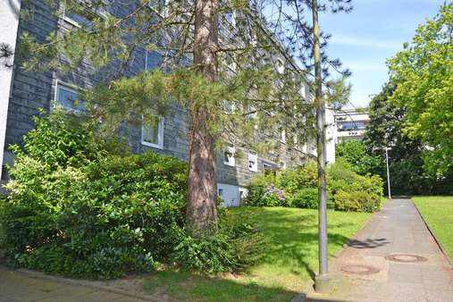 Grünanlage vor dem Haus - Etagenwohnung in 42111 Wuppertal mit 61m² kaufen