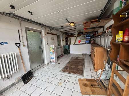 Garage direkt am Haus mit Zugang in den Garten - Zweifamilienhaus in 42369 Wuppertal mit 192m² kaufen