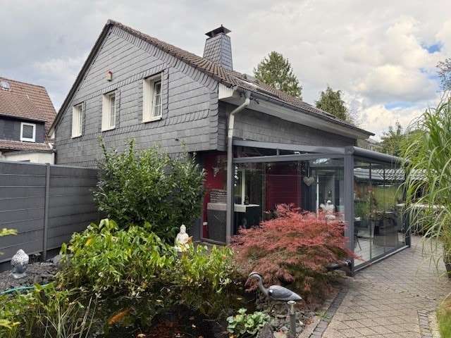 Titelbild Titelbild - Einfamilienhaus in 42853 Remscheid mit 140m² kaufen