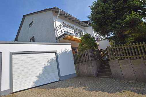 Hausansicht mit Garage - Reihenendhaus in 42349 Wuppertal mit 130m² kaufen