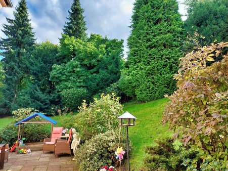 Blick in den Garten - Erdgeschosswohnung in 42119 Wuppertal mit 119m² kaufen