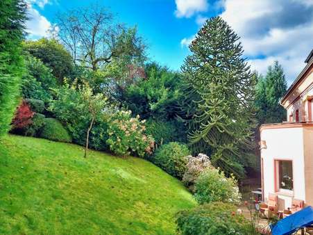 Blick in den Garten - Erdgeschosswohnung in 42119 Wuppertal mit 119m² kaufen