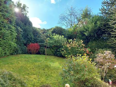 Blick in den Garten - Erdgeschosswohnung in 42119 Wuppertal mit 119m² kaufen