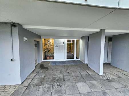 Eingangsbereich draußen - Etagenwohnung in 42279 Wuppertal mit 81m² kaufen