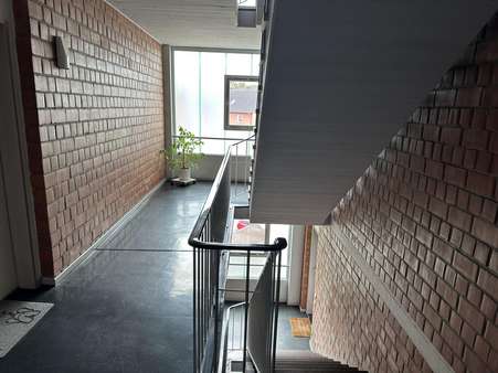 Ein Blick in das Treppenhaus - Etagenwohnung in 42549 Velbert mit 63m² kaufen