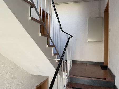 Ein Blick ins Treppenhaus - Etagenwohnung in 42553 Velbert mit 67m² kaufen