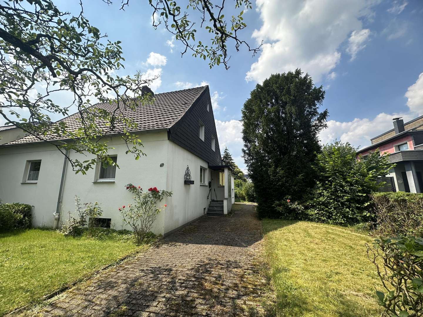 Haus-Frontansicht - Doppelhaushälfte in 40878 Ratingen mit 127m² kaufen