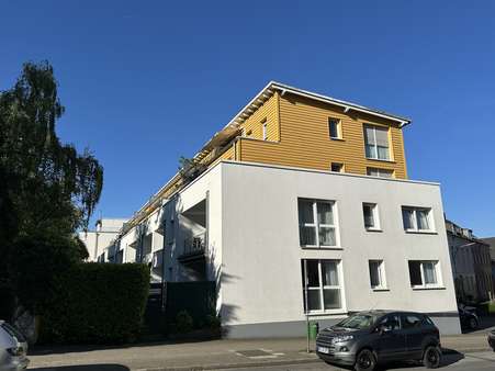 Sicht auf den Hausgiebel - Etagenwohnung in 42551 Velbert mit 63m² kaufen
