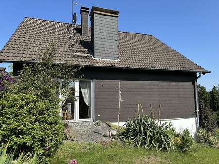Blick auf die seitliche Terrasse / Hausgiebel Blick auf die seitliche Terrasse / Hausgiebel - Einfamilienhaus in 42553 Velbert mit 160m² kaufen