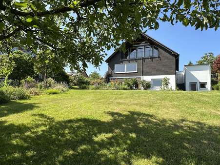 Sicht von der unteren Gartenhälfte auf das Haus Sicht von der unteren Gartenhälfte auf das Haus - Einfamilienhaus in 42553 Velbert mit 160m² kaufen