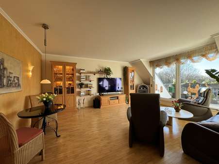 Wohnzimmer - Dachgeschosswohnung in 40599 Düsseldorf mit 104m² kaufen