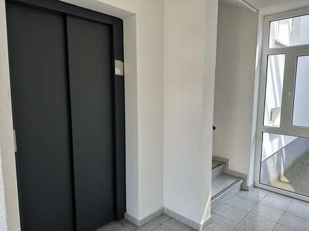 Treppenhaus mit Aufzug - Etagenwohnung in 42551 Velbert mit 81m² kaufen