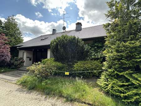 Hausansicht Hausansicht - Zweifamilienhaus in 42549 Velbert mit 209m² kaufen