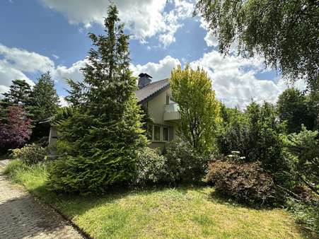 Sicht auf den rechten Giebel mit Balkon Sicht auf den rechten Giebel mit Balkon - Zweifamilienhaus in 42549 Velbert mit 209m² kaufen