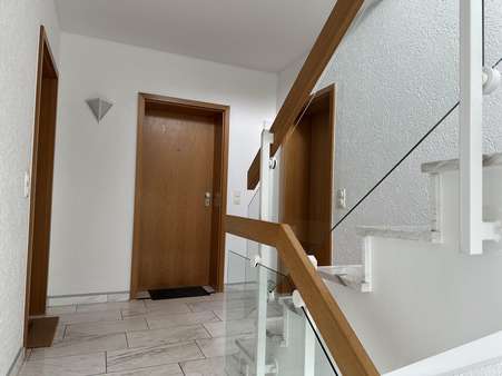Blick zur Wohnungstüre rechts - Etagenwohnung in 42551 Velbert mit 82m² kaufen