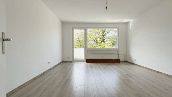 Wohnzimmer mit Balkon - Etagenwohnung in 40882 Ratingen mit 66m² kaufen