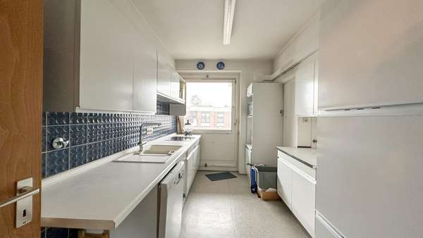 Küche mit Zugang zum Balkon - Etagenwohnung in 40547 Düsseldorf mit 98m² kaufen