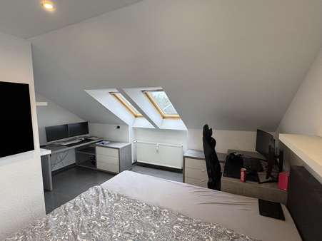 klimatisiertes Schlafzimmer mit Arbeitsbereich klimatisiertes Schlafzimmer mit Arbeitsbereich - Dachgeschosswohnung in 40724 Hilden mit 55m² kaufen